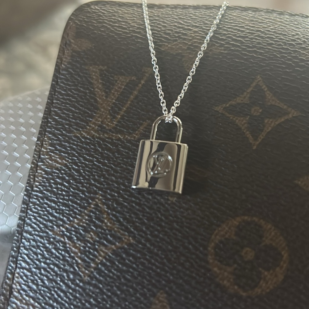 Silver locket necklace - Picture 2 of 2